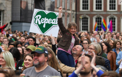<b>爱尔兰推翻堕胎禁令：孕期12周前，允许堕胎</b>